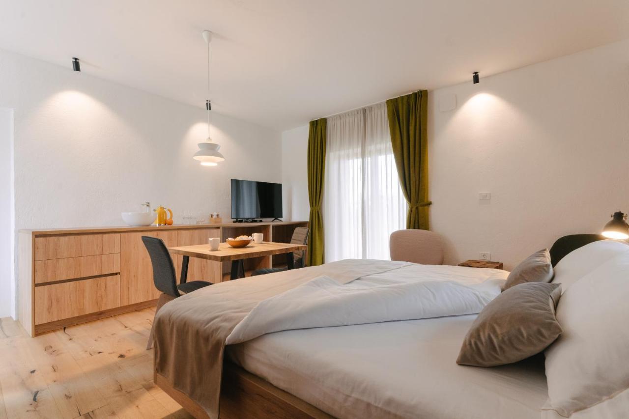 Pira Hotel Постойна Екстер'єр фото