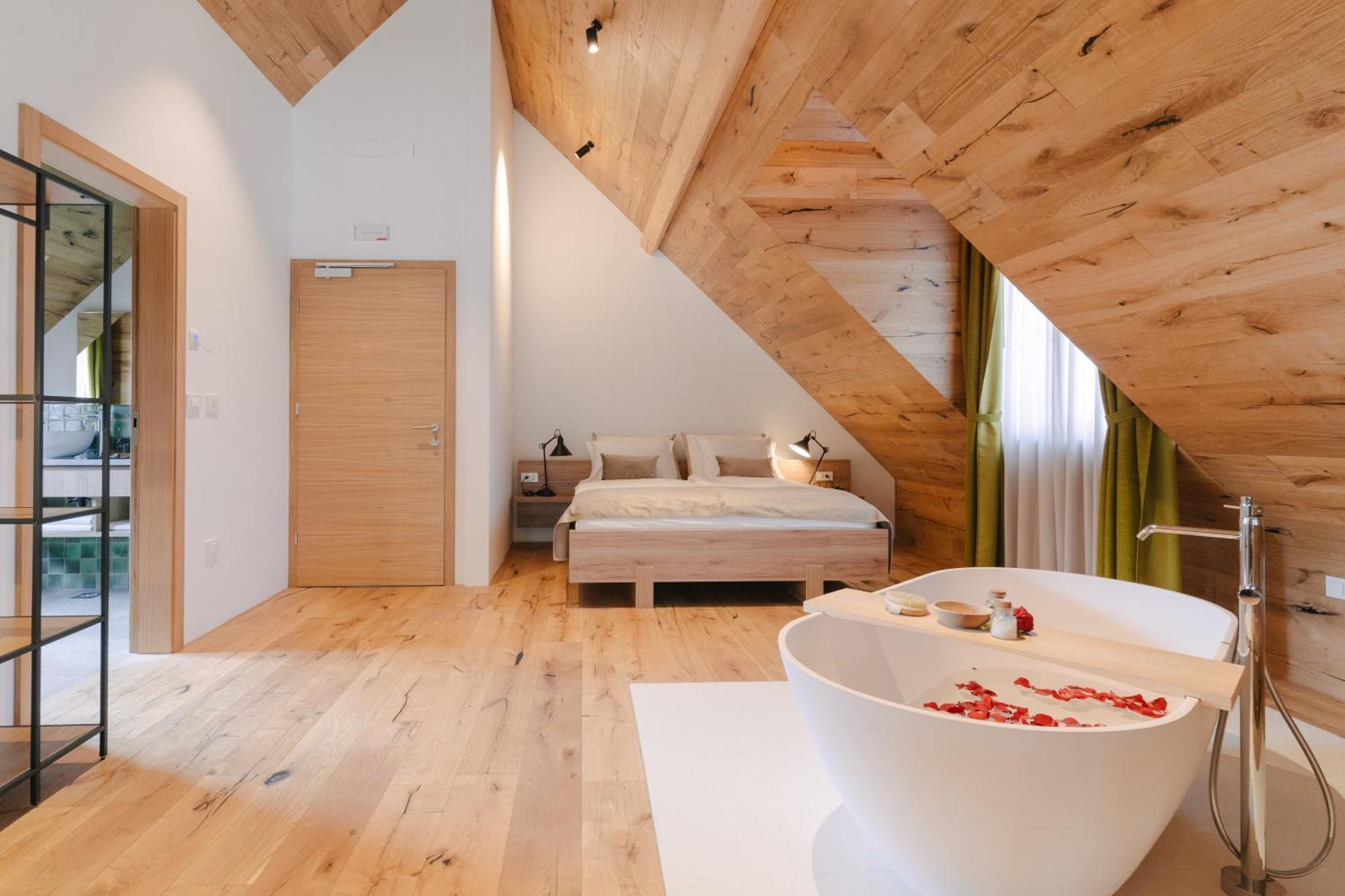 Pira Hotel Постойна Екстер'єр фото
